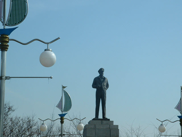 韓國仁川和平公園內的麥克阿瑟將軍銅像 