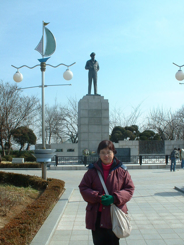 韓國仁川和平公園內的麥克阿瑟將軍銅像 