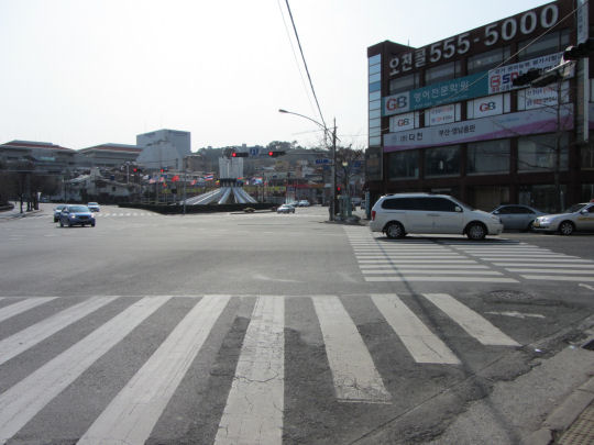 沿馬路走往釜山博物館和釜山文化會館