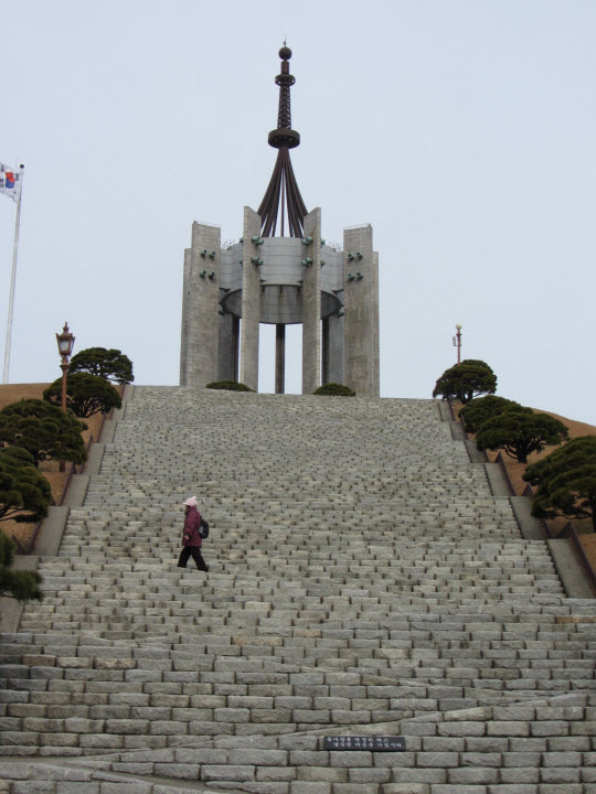 釜山中央公園忠魂塔 Z 型石階設計