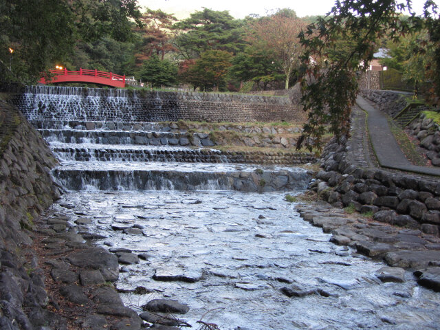 下呂雨情公園 瀑布、流水、日式紅橋
