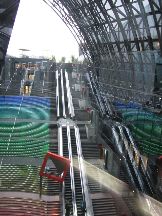 京都火車站．一樓大堂至屋頂多段手扶電梯
