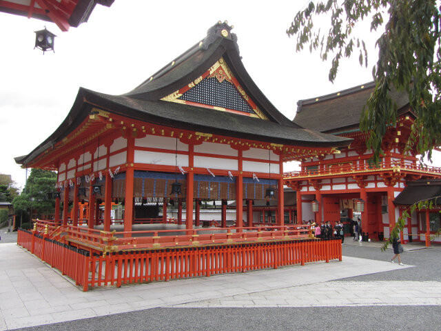 京都．伏見稻荷大社 外拜殿、本殿