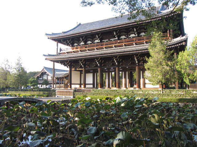 京都東福寺．山門旁的思遠池．蓮池