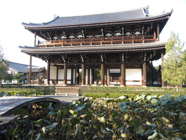 京都東福寺．山門旁的思遠池．蓮池