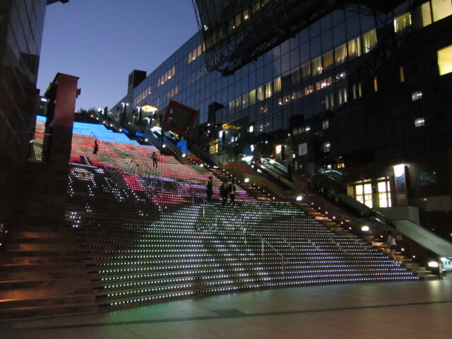 京都駅 晚上階梯燈光秀