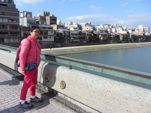 京都四條大橋上眺望鴨川畔的先斗町
