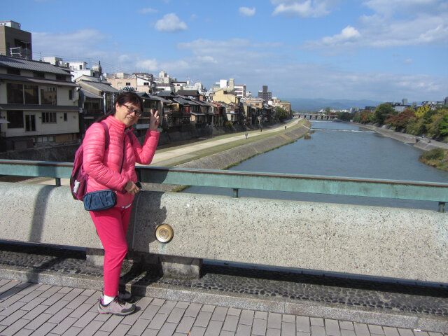 京都四條大橋上眺望鴨川畔的先斗町