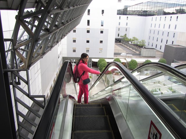 京都火車站．空中徑路 Skyway 手扶電梯段