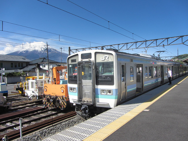富士急電車．下吉田駅月台眺望富士山