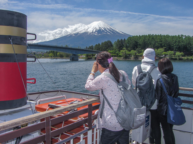 河口湖遊覽船上欣賞河口湖、富士山、河口湖大橋