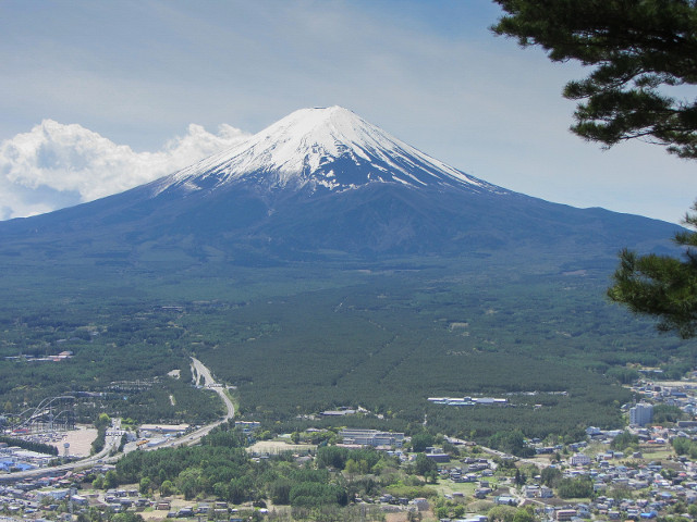 河口湖．天上山公園展望台眺望富士山秀麗風光