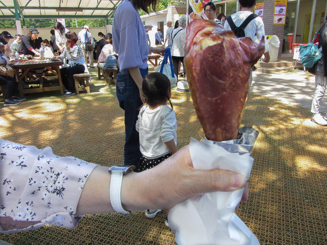 足利花卉公園 餐飲區 超巨型的烤火雞腿