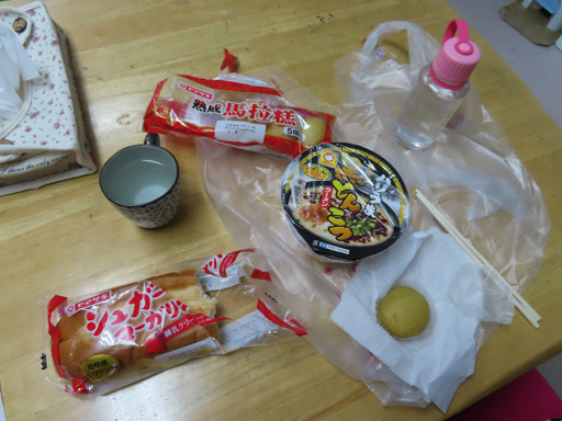 三角港 Youme 超級市場買的麵包、馬拉糕和碗麵