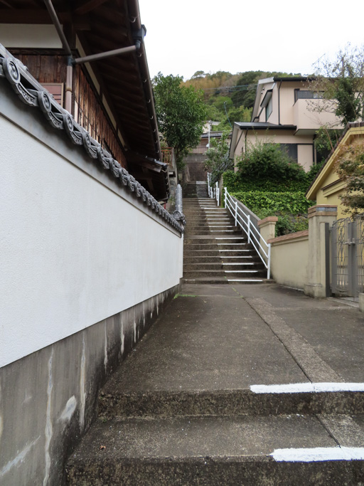 步行下山到長崎大學