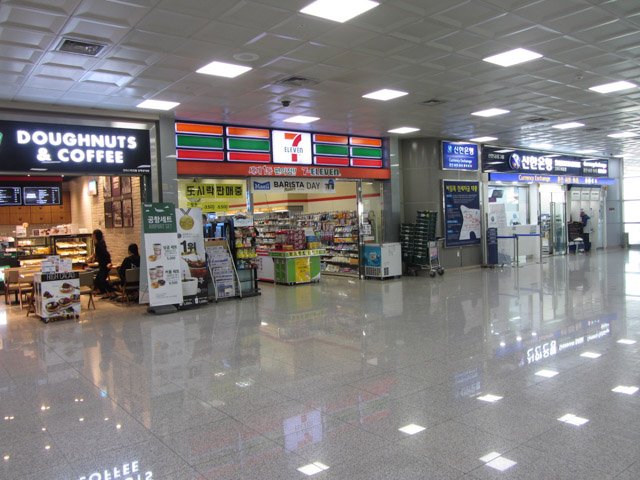 韓國釜山金海國際機場 (Gimhae International Airport) 入境大廳