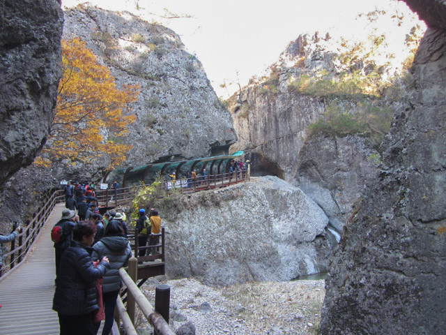 韓國周王山國立公園 巨石中木棧道