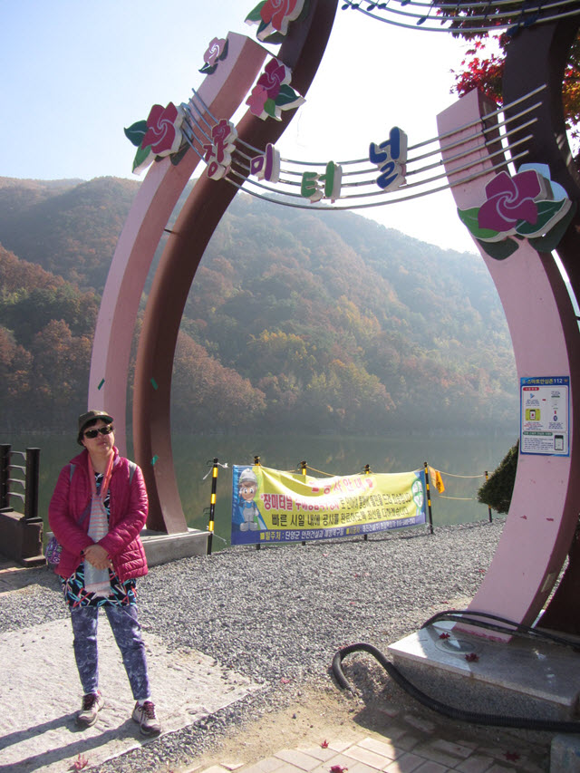 韓國丹陽南漢江畔第四散步道 (江邊路)步行往丹陽南漢江棧道 玫瑰隧道入口