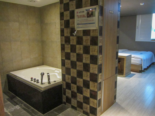 榮州酒店 (영주호텔 Yeongju Hotel) 浴室水療浴缸