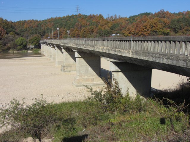 韓國榮州水島村 橫趟西川兩岸的的水島橋