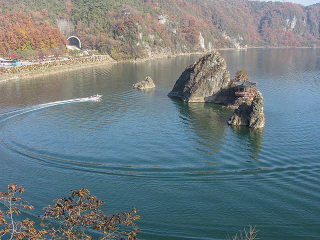 韓國丹陽 南漢江中的島潭三峰