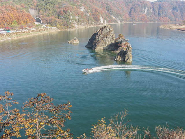 韓國丹陽 南漢江中的島潭三峰