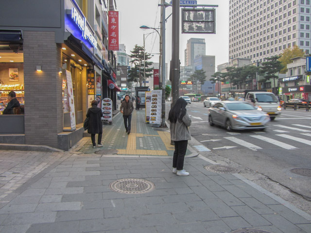 首爾地鐵 忠武路站外街道