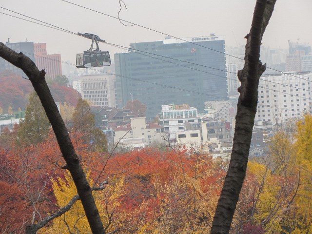 首爾南山纜車 秋天紅楓葉漂亮景色
