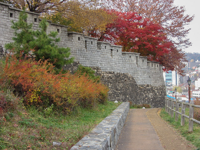 首爾城郭路駱山段 秋天紅葉景色
