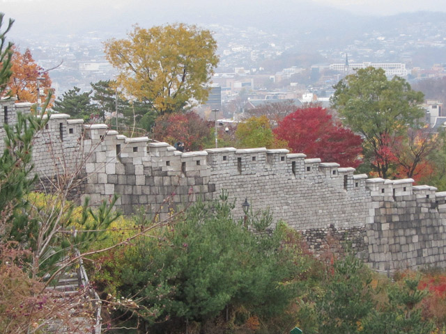 首爾城郭駱山段 秋天漂亮紅葉景色