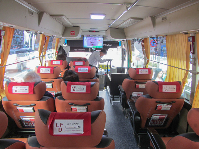 明洞 Tmark 酒店巴士站 乘6015 路豪華巴士往仁川國際機場