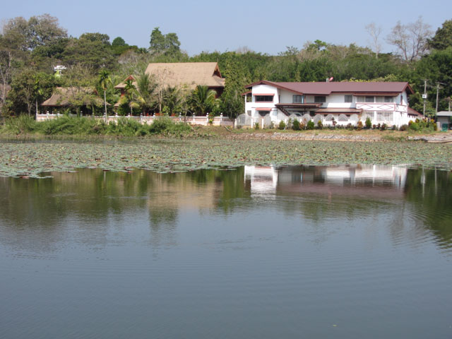 Nong Bua 湖步行往黑廟
