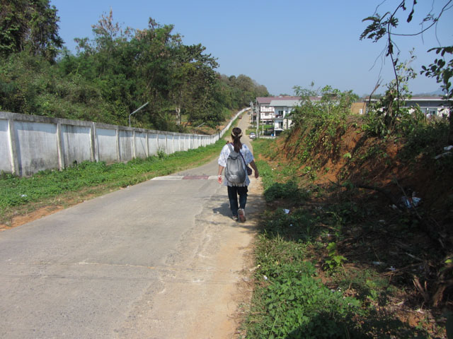 Nong Bua 湖步行往黑廟