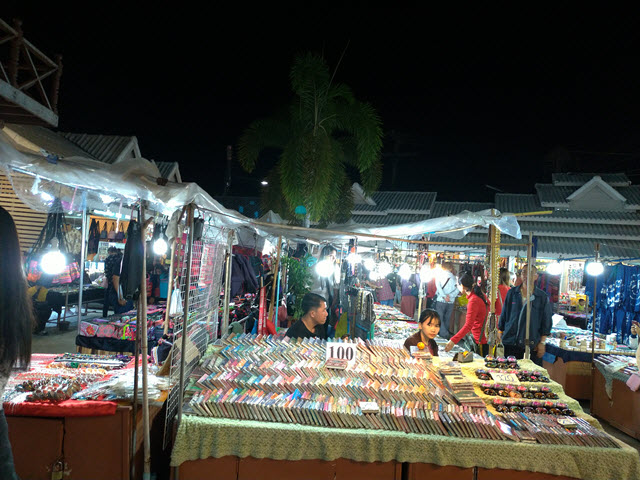 泰國清萊市 清萊夜市 服飾、家庭用品、雜貨區