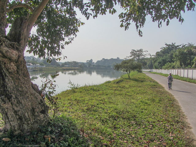 清萊黑廟步行到 Somdet Phra Park、Nong Bua 湖