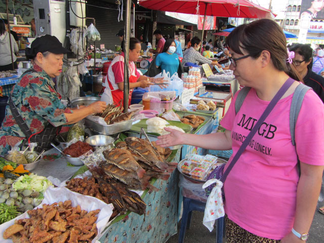 泰國清萊中央街市 熟食攤販炸魚