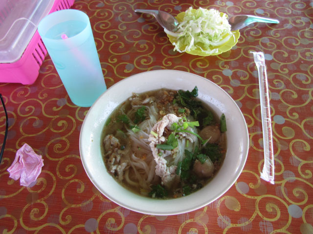 泰國宗通 (Chom Thong) 路邊餐館 牛丸金邊粉午餐