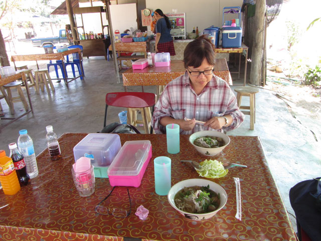 泰國宗通 (Chom Thong) 路邊餐館 牛丸金邊粉午餐