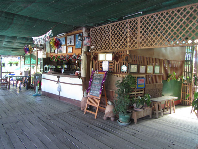 泰國宗通 蓮花湖畔的 สวนอาหารริมน้ำแท่นคำ 餐館
