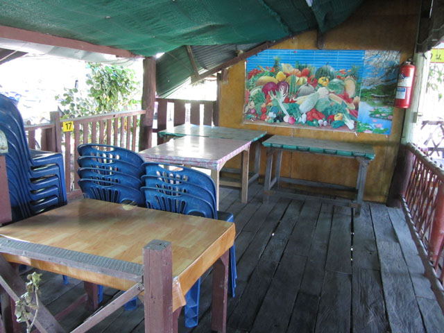 泰國宗通 蓮花湖畔的 สวนอาหารริมน้ำแท่นคำ 餐館