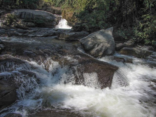 泰國 茵他儂國家公園 (Doi Inthanon National Park) - 瓦基拉坦瀑布 (Wachirathan Waterfall) 下游