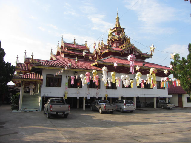 泰國夜沙良 (Mae Sariang / อำเภอแม่สะเรียง) Wat Supan Rangsri ( วัดสุพรรณรังษี)、Wat Chong Kham / วัดจองคำ)