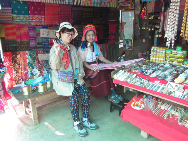 泰國 湄宏順 (Mae Hong Son) Ban Huai Suea Thao Long Neck Village (長頸族部落) 小數民族工藝品店舖