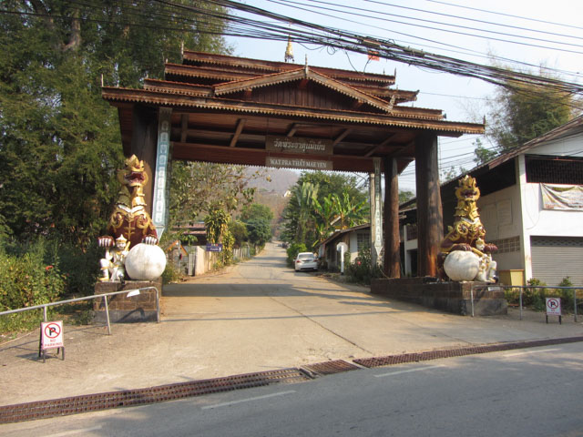 泰國 拜縣 (Pai) 白佛美茵寺 (Chedi Phra That Mae Yen) 山下入口