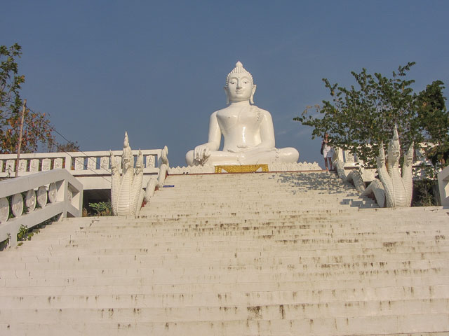泰國 拜縣 (Pai) 白佛美茵寺 (Chedi Phra That Mae Yen) 沿天梯登上 山頂拜縣巨型佛像 (Big Buddha Pai)