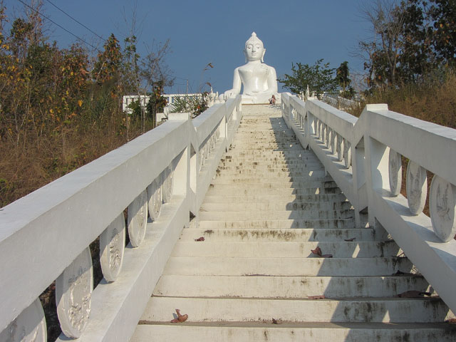 泰國 拜縣 (Pai) 白佛美茵寺 (Chedi Phra That Mae Yen) 沿天梯登上 山頂拜縣巨型佛像 (Big Buddha Pai)