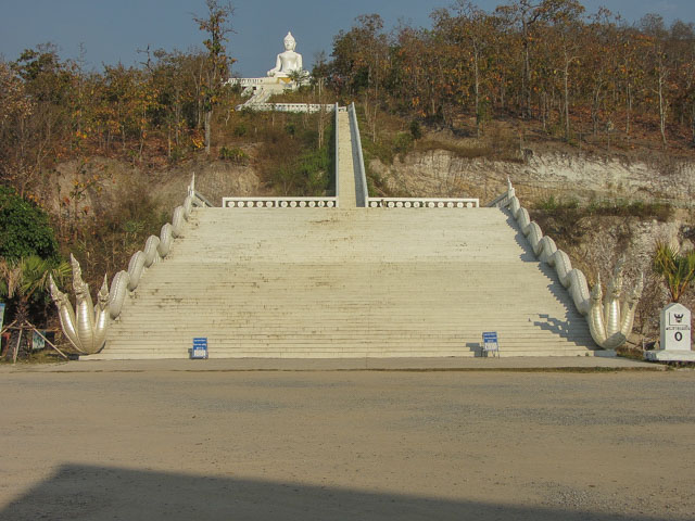 泰國 拜縣 (Pai) 白佛美茵寺 (Chedi Phra That Mae Yen) 山頂拜縣巨型佛像 (Big Buddha Pai) 天梯山下入口