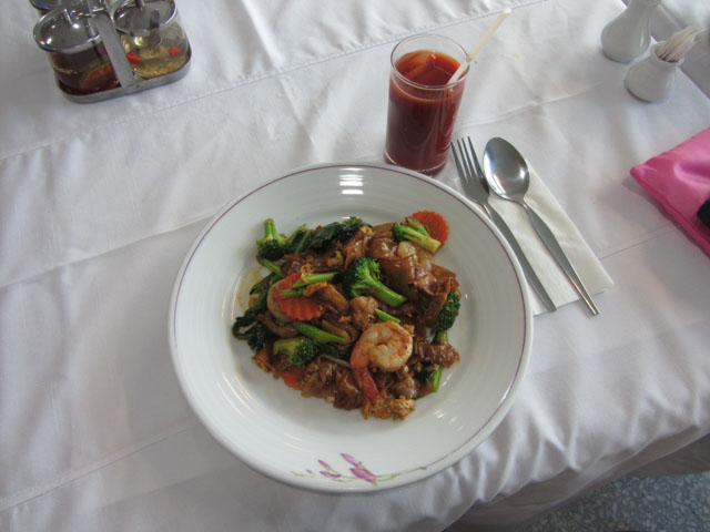 泰國清邁國際機場 國內航班大樓 餐廳晚餐 蝦炒麵