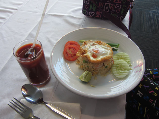 泰國清邁國際機場 國內航班大樓 餐廳晚餐 蝦炒飯
