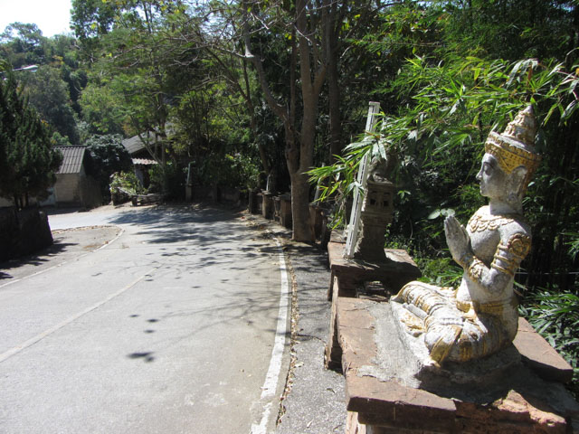 泰國美塞鎮 泰緬邊境 巨蠍廟步行往 Wat Tham Pha Chom